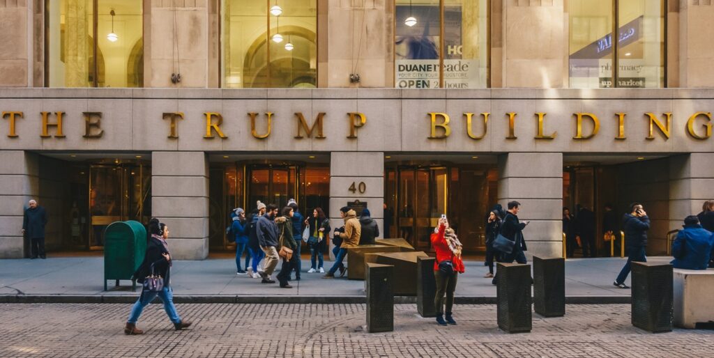 Patrimônio de Trump despenca US$ 1,1 bi com queda de ações e criptomoedas