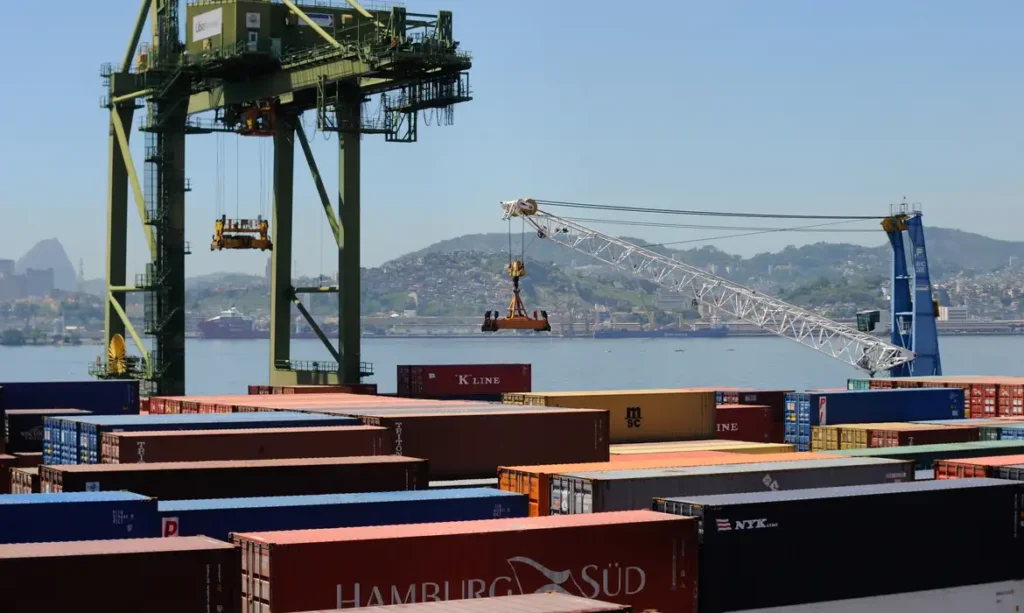 Governo projeta superávit comercial de até US$ 90 bilhões em 2026