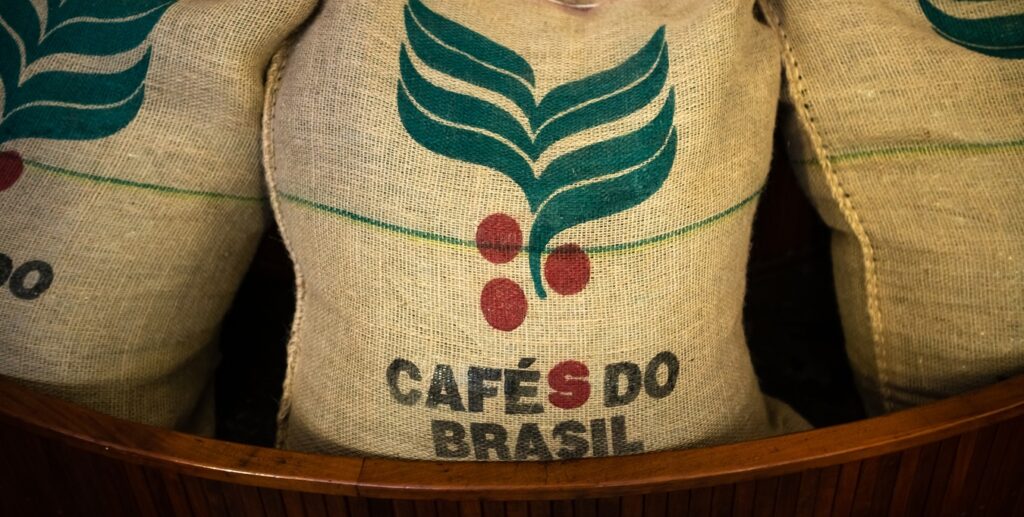 Exportação de café cai em volume, mas receita bate recorde histórico em 2025