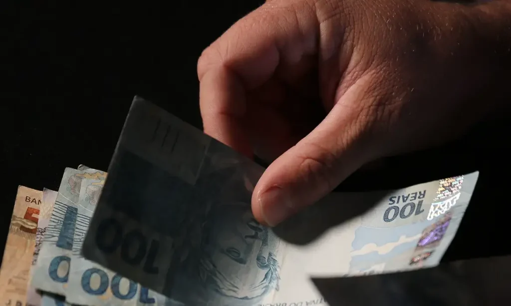 Salário mínimo de R$ 1.621 começa a ser pago nesta segunda