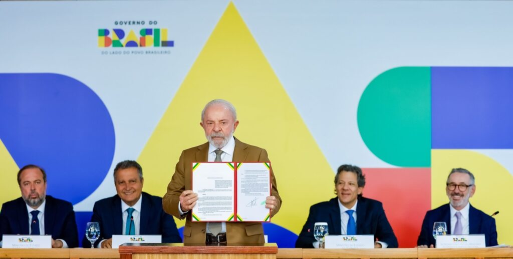 Governo zera PIS/Cofins do diesel e anuncia subsídio para conter alta dos combustíveis