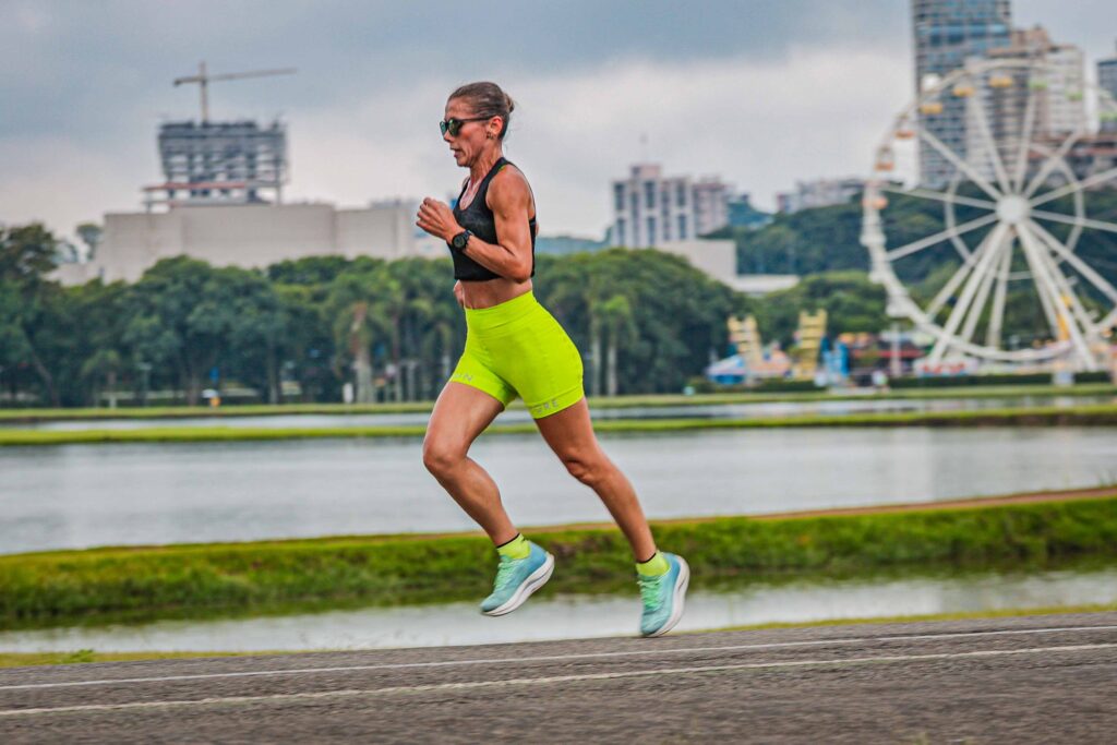 Elas estão correndo mais: participação feminina cresce nas ruas e já é maioria na Maratona Internacional do Paraná