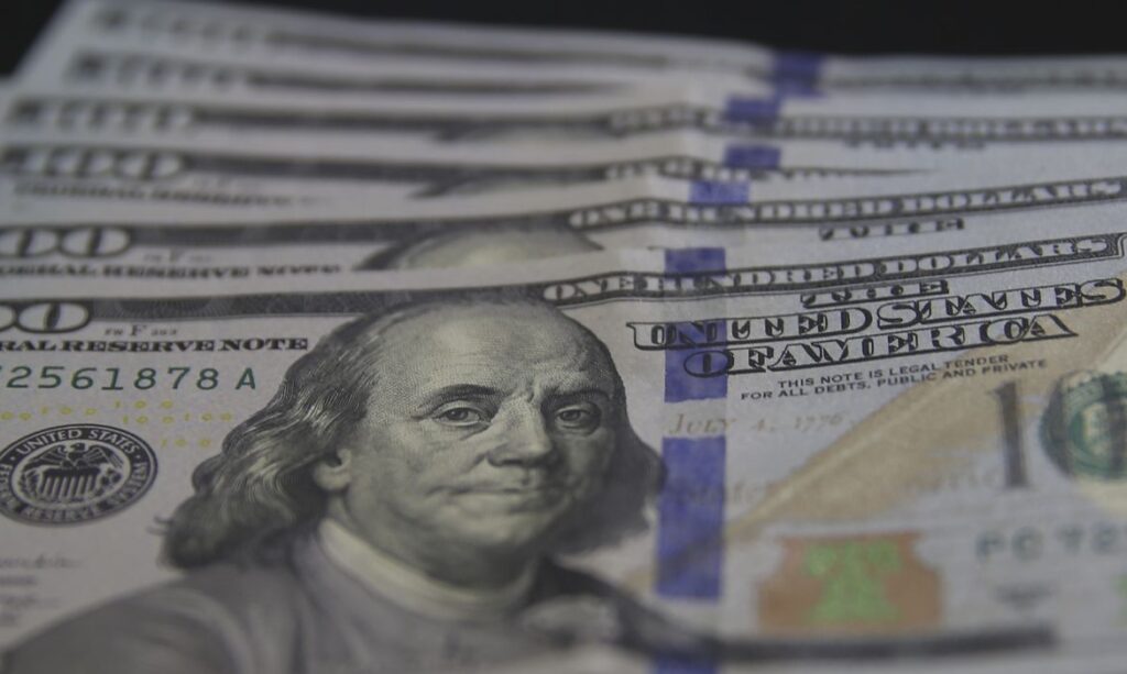 Dólar cai para R$ 5,21 em dia de correção no mercado