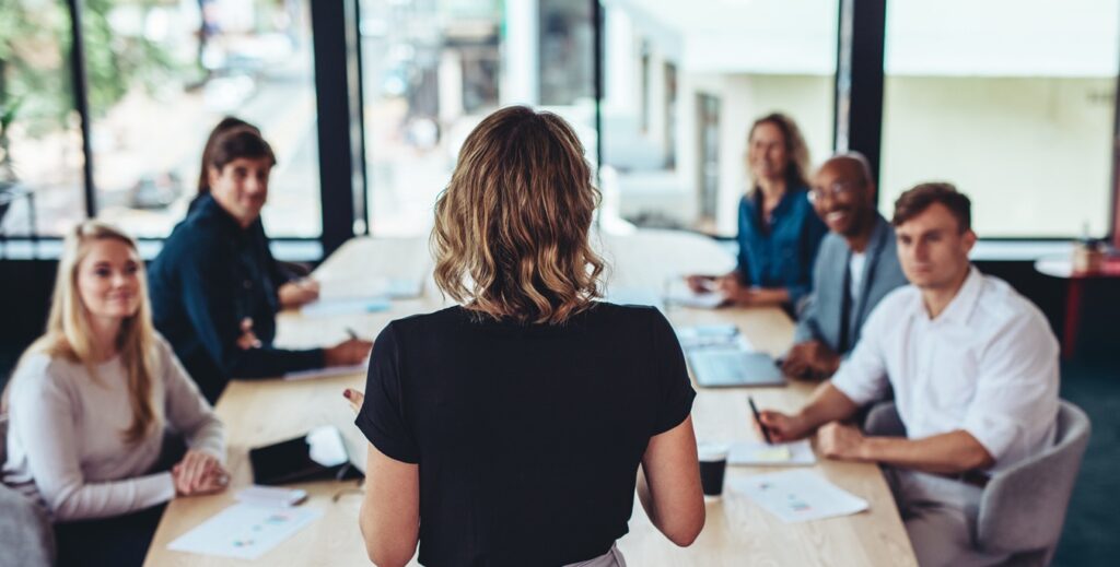 74% reconhecem que mulheres lideram tão bem quanto homens, aponta pesquisa global