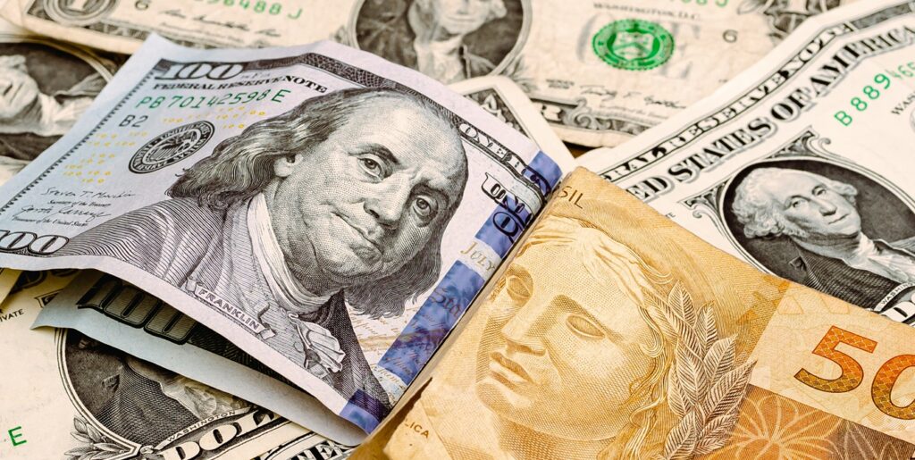 Dólar dispara e Ibovespa desaba após denúncias envolvendo Flávio Bolsonaro e Vorcaro