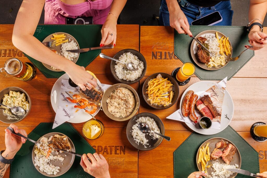 Novo menu de restaurante de Curitiba aposta em parrillas para compartilhar e combina gastronomia e custo-benefício