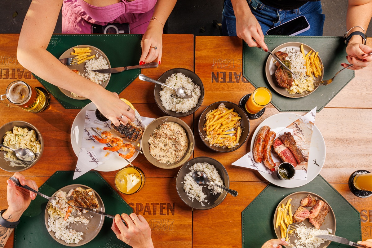Novo menu de restaurante de Curitiba aposta em parrillas para compartilhar e combina gastronomia e custo-benefício