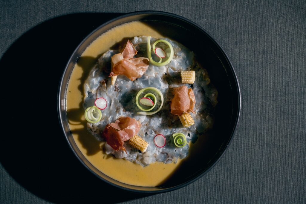 Chef Carlos Alata revela receita do Tiradito Mediterrâneo, prato do Nuu Nikkei que cruza México, Peru e Itália