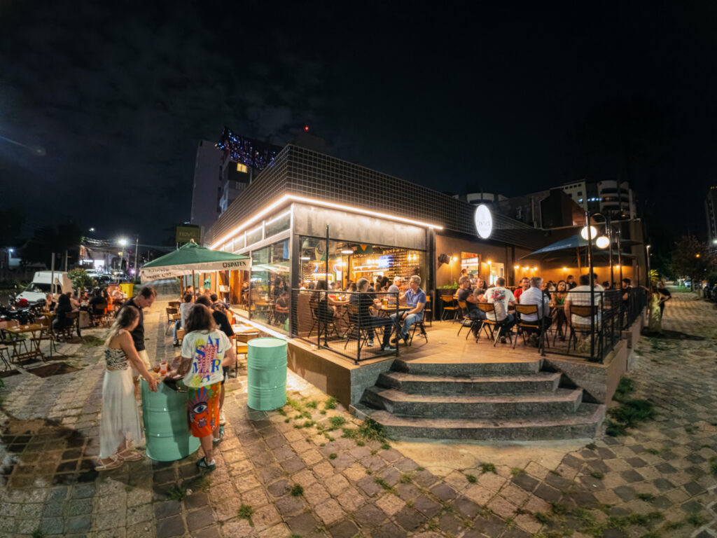 Paixão pelo fogo vira negócio e coloca carnes na brasa no centro da experiência em Curitiba