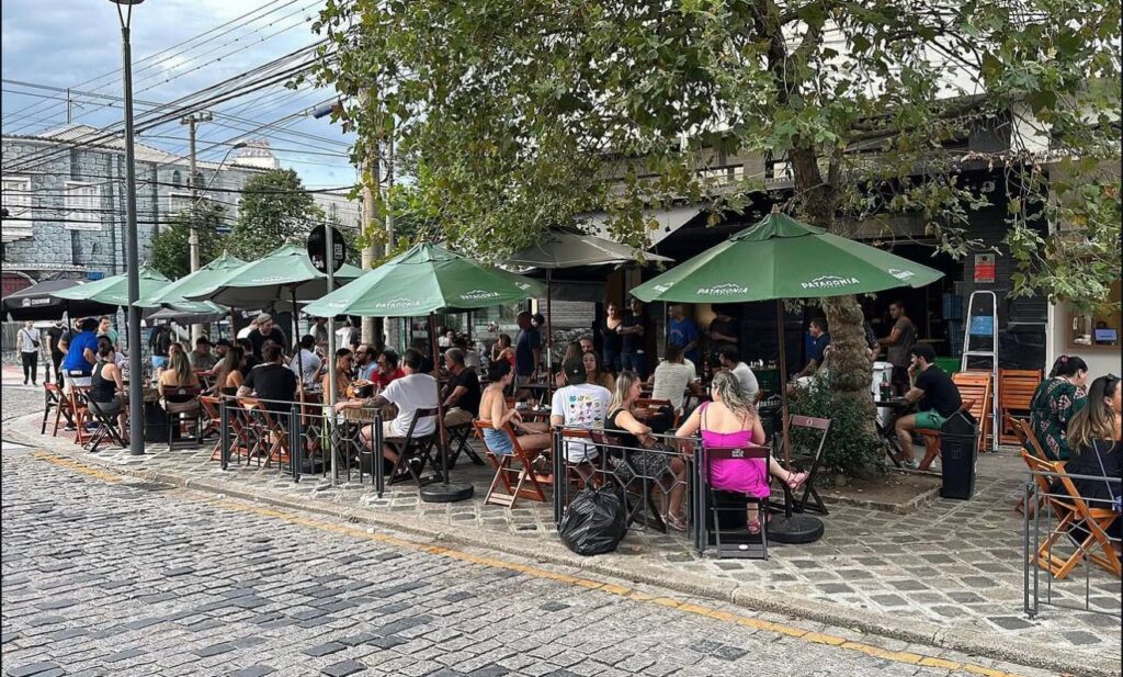 Paixão pelo fogo vira negócio e coloca carnes na brasa no centro da experiência em Curitiba