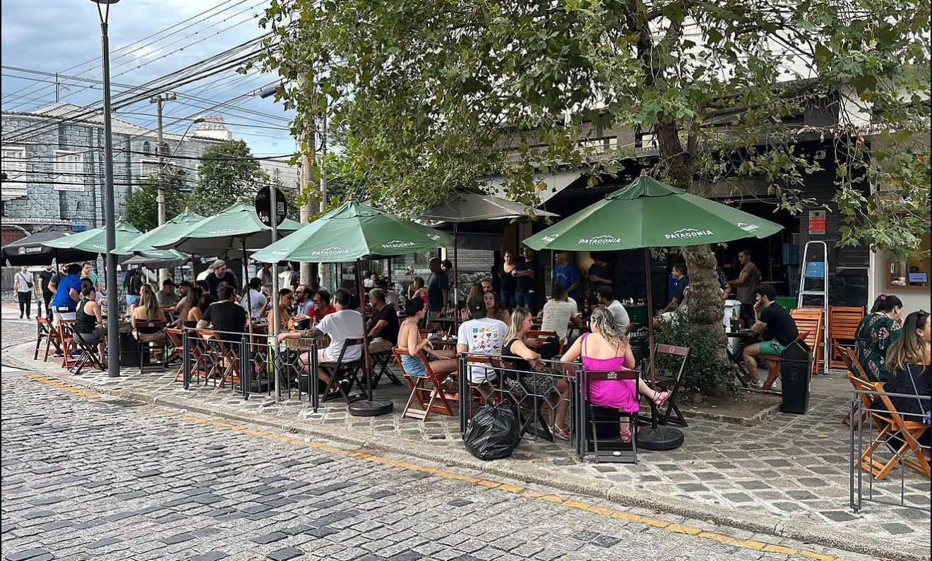 Paixão pelo fogo vira negócio e coloca carnes na brasa no centro da experiência em Curitiba