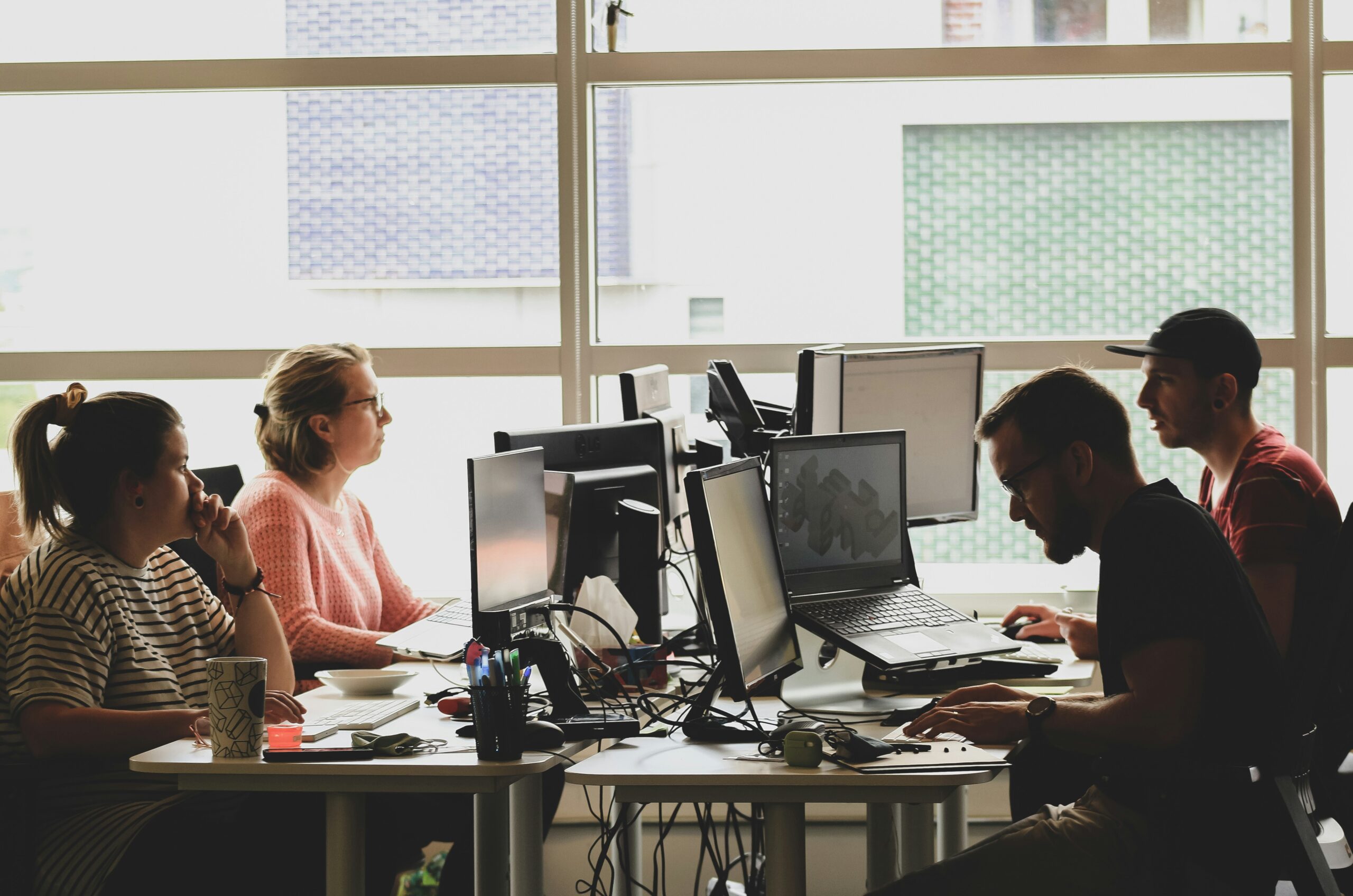 Sua empresa sabe quantas IAs trabalham para ela? Uso descentralizado acende alerta para novo desafio de gestão