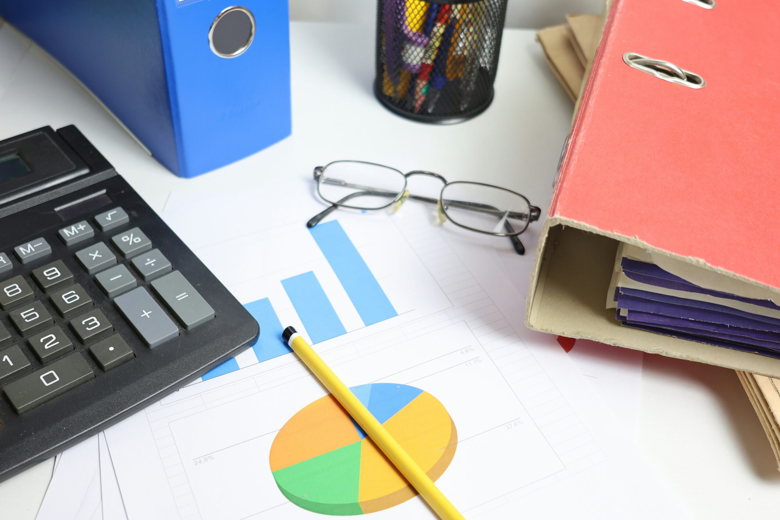 Metade dos brasileiros gastou mais do que planejava; curso gratuito ensina a organizar a vida financeira